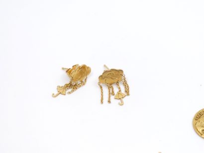 LOT d'or 750° comprenant : 
Deux paires de...