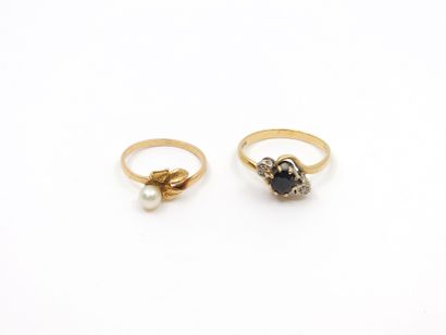 LOT comprenant : 
BAGUE en or jaune ornée...
