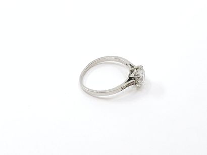 BAGUE solitaire en or gris 750° ornée d'un...