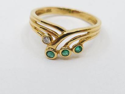 BAGUE en or jaune 750°ornée de trois émeraudes...