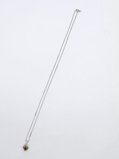 CHAINE en or gris 750° avec son pendentif...