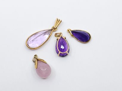 LOT d'or 750° comprenant : 
Trois pendentifs...