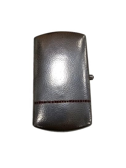 NECESSAIRE à moustache en argent comprenant...