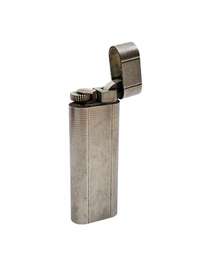 CARTIER 
Elegant briquet en métal argenté...