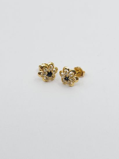 PAIRE de boucles d'oreilles en or jaune forme...