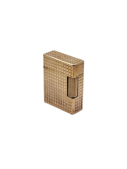 DUPONT 
Briquet en métal doré 
Révisé