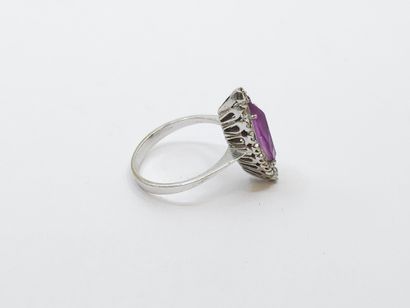 BAGUE en or gris 750° ornée d'une navette...