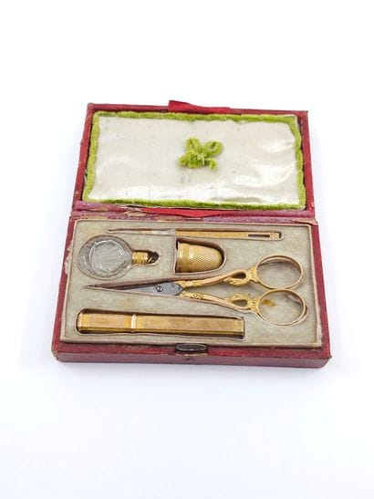 NECESSAIRE à couture en or 750°comprenant:...