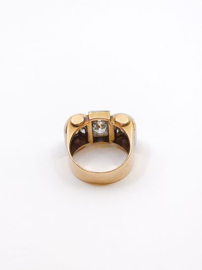 BAGUE en or deux tons 750° ornée de diamants...