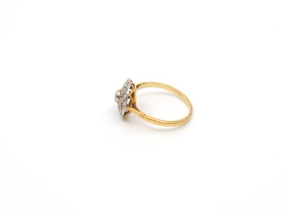 BAGUE en or jaune 750° ornée de roses 
Poids...