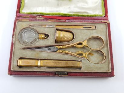 NECESSAIRE à couture en or 750°comprenant:...