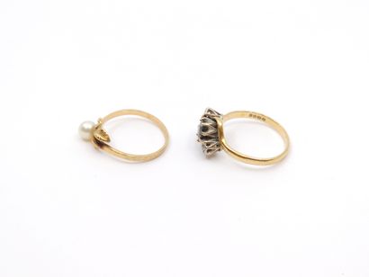 LOT comprenant : 
BAGUE en or jaune ornée...