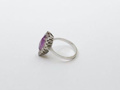 BAGUE en or gris 750° ornée d'une navette...