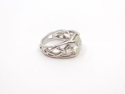 IMPORTANTE BAGUE en or gris 750°, monture...