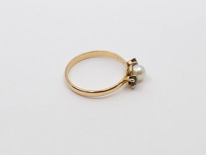 BAGUE en or jaune 750° ornée d'une perle...