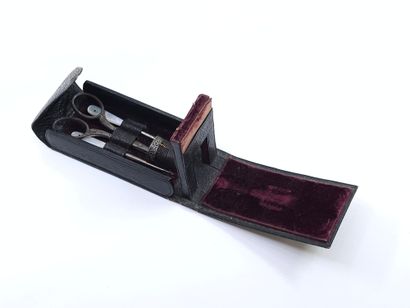 NECESSAIRE A COUTURE EN ARGENT dans Coffret...