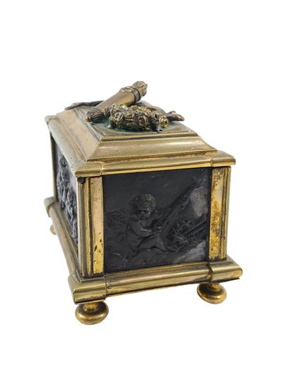 OUDRY Dans le goût 
COFFRET à bijoux en forme...