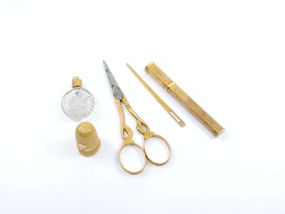 NECESSAIRE à couture en or 750°comprenant:...