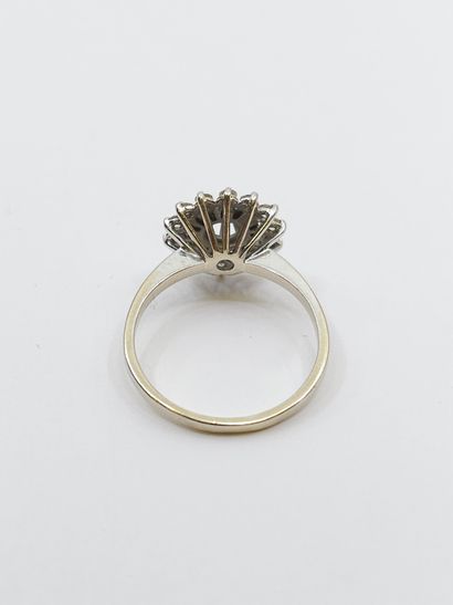 LOT comprenant : 
Bague marguerite en or...
