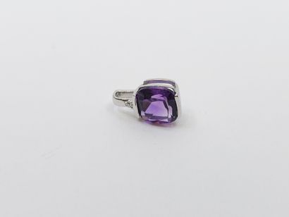 PENDENTIF en or gris 750° orné d'une améthyste...