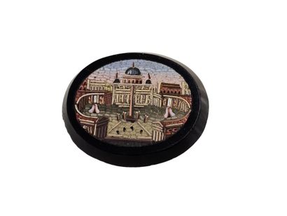 PLAQUE ovale en onyx et micromosaîque représentant...
