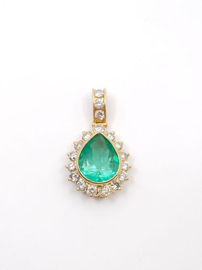 PENDENTIF en or jaune 750°orné d'une émeraude...