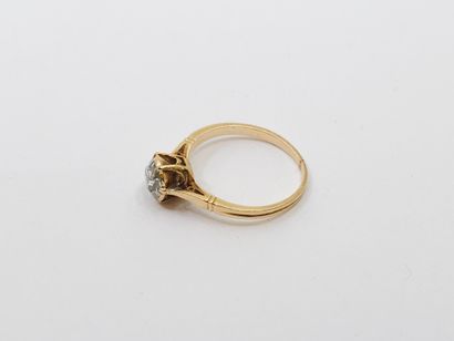 BAGUE en or jaune 750° ornée d'un diamant...