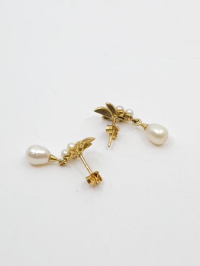 PAIRE de boucles d'oreilles en or jaune 750°...