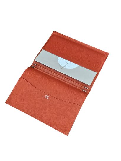 HERMES
Porte agenda en veau brun
Dans sa...