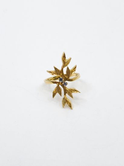 BAGUE florale en or jaune 750° ornée de deux...