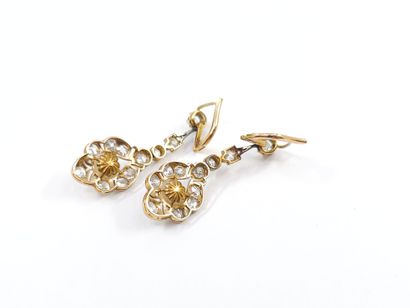 TRAVAIL ETRANGER 
Paire de pendants d'oreilles...