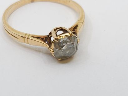 BAGUE en or jaune 750° ornée d'un diamant...