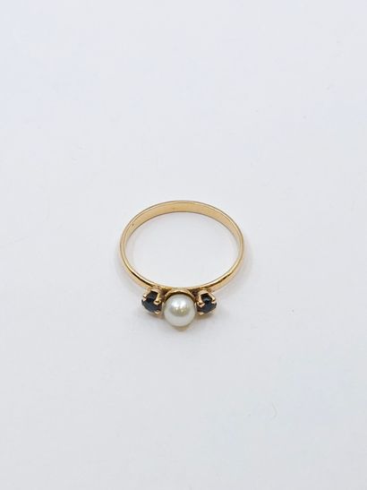 BAGUE en or jaune 750° ornée d'une perle...
