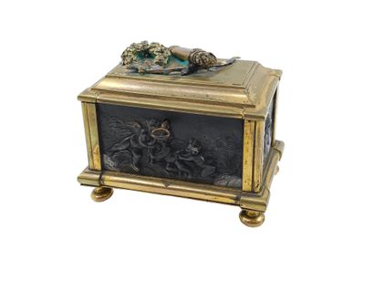 OUDRY Dans le goût 
COFFRET à bijoux en forme...