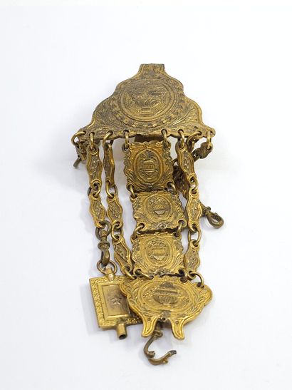 MONTRE oignon en laiton doré et verre bombé
Mouvement...