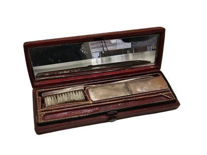 NECESSAIRE à moustache en argent comprenant...