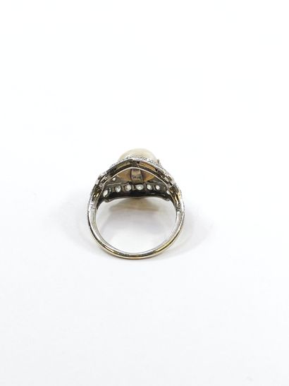 BAGUE en or gris 750° ornée d'une perle fine...