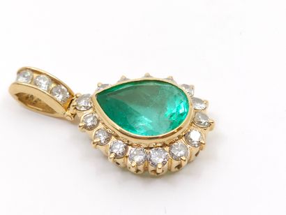 PENDENTIF en or jaune 750°orné d'une émeraude...