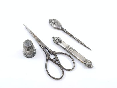 NECESSAIRE A COUTURE EN ARGENT dans Coffret...
