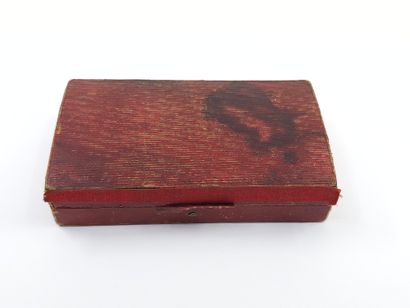 NECESSAIRE à couture en or 750°comprenant:...