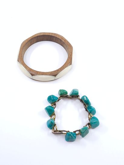DEUX bracelets :
Un bracelet jonc en bois...