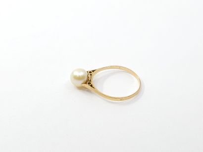 BAGUE en or jaune 750° ornée d'une perle...