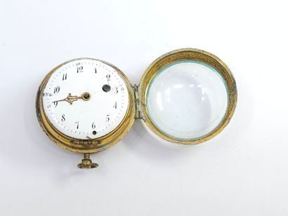 MONTRE oignon en laiton doré et verre bombé
Mouvement...