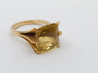 BAGUE en or jaune 750° ornée d'une citrine...