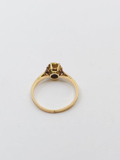 BAGUE en or jaune 750° ornée d'un diamant...