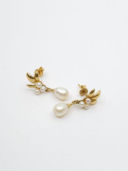 PAIRE de boucles d'oreilles en or jaune 750°...
