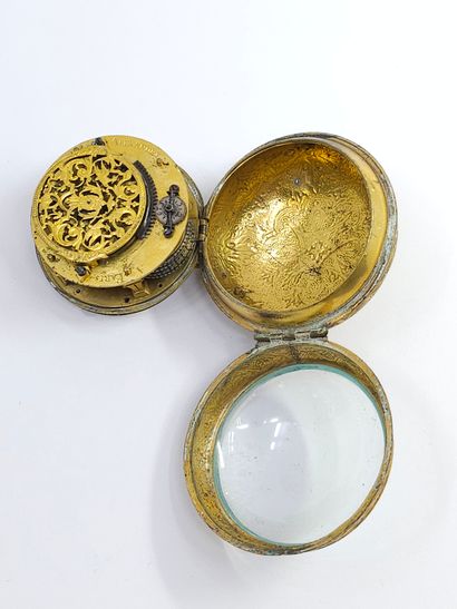 MONTRE oignon en laiton doré et verre bombé
Mouvement...