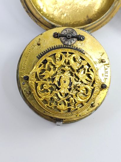 MONTRE oignon en laiton doré et verre bombé
Mouvement...