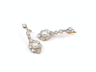 TRAVAIL ETRANGER 
Paire de pendants d'oreilles...