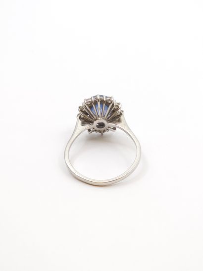 BAGUE MARGUERITE en or gris 750° ornée d'un...